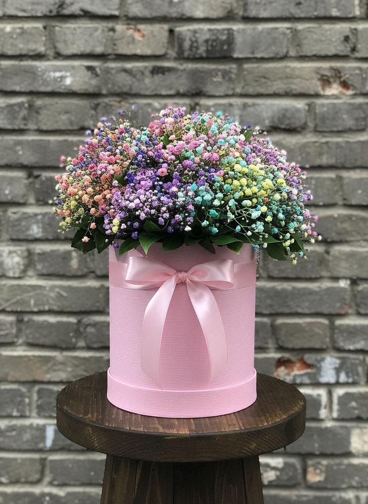 Композиция Яркие эмоции в Больших Вяземах Цветочная композиция из Гипсофила и Розы в шляпной коробке в Больших Вяземах