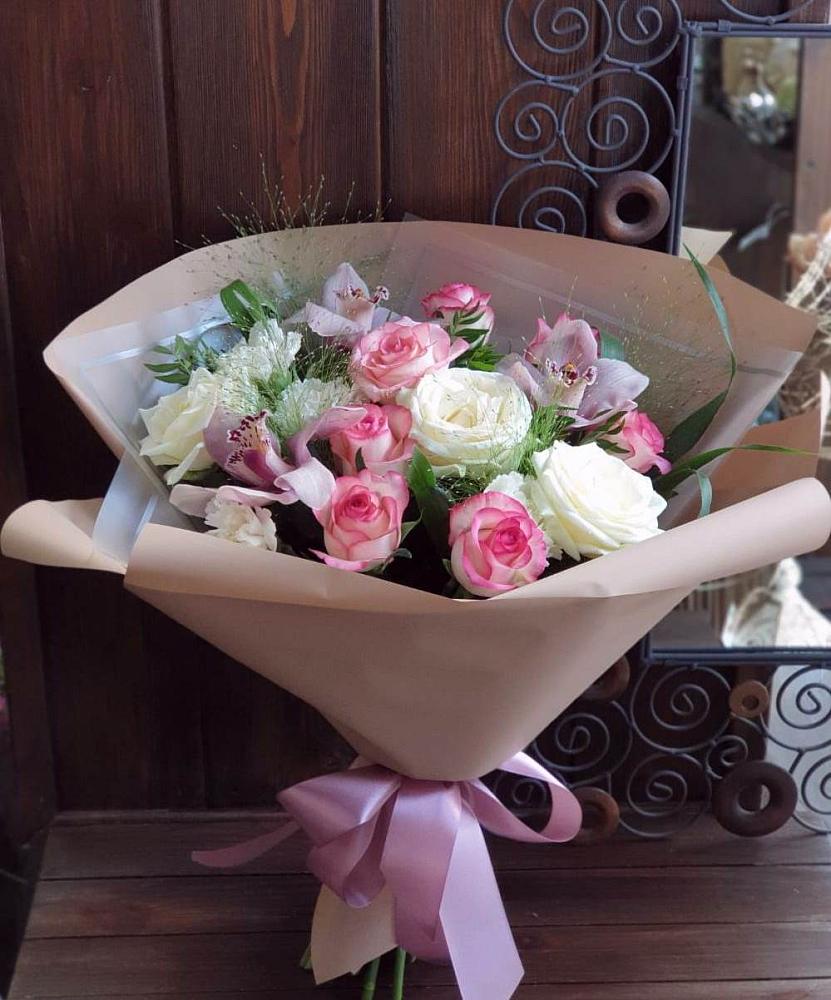 Букет майское утро в Больших Вяземах Букет цветов из: Гвоздики, Орхидеи, Розы и Хризантемы в Больших Вяземах