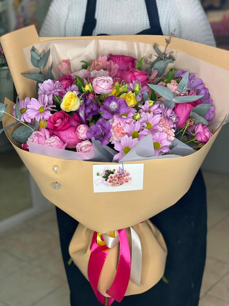 Букет вдохновленный любовью в Больших Вяземах Букет цветов из: Хризантемы, Гвоздики и Альстромерии в Больших Вяземах