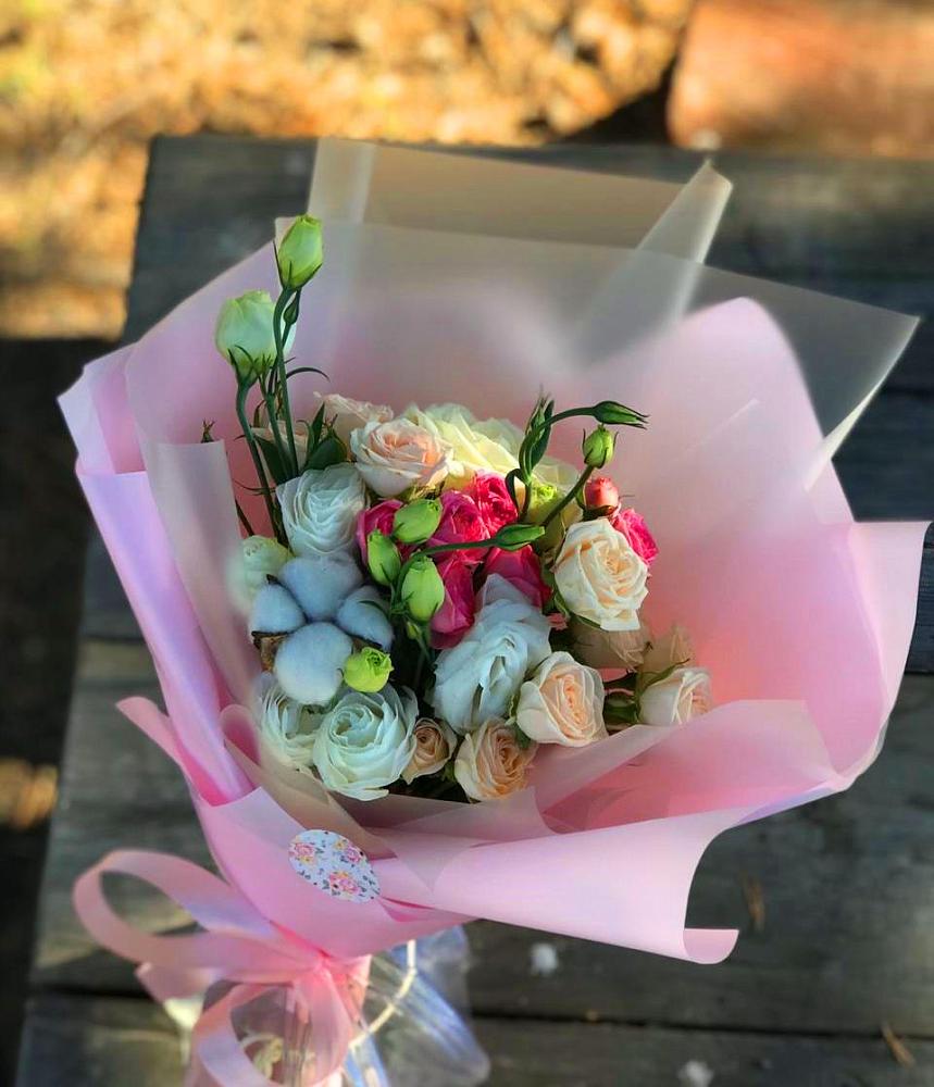 Букет цветочный коктейль в Больших Вяземах Букет цветов из: Розы и Лизиантусы в Больших Вяземах