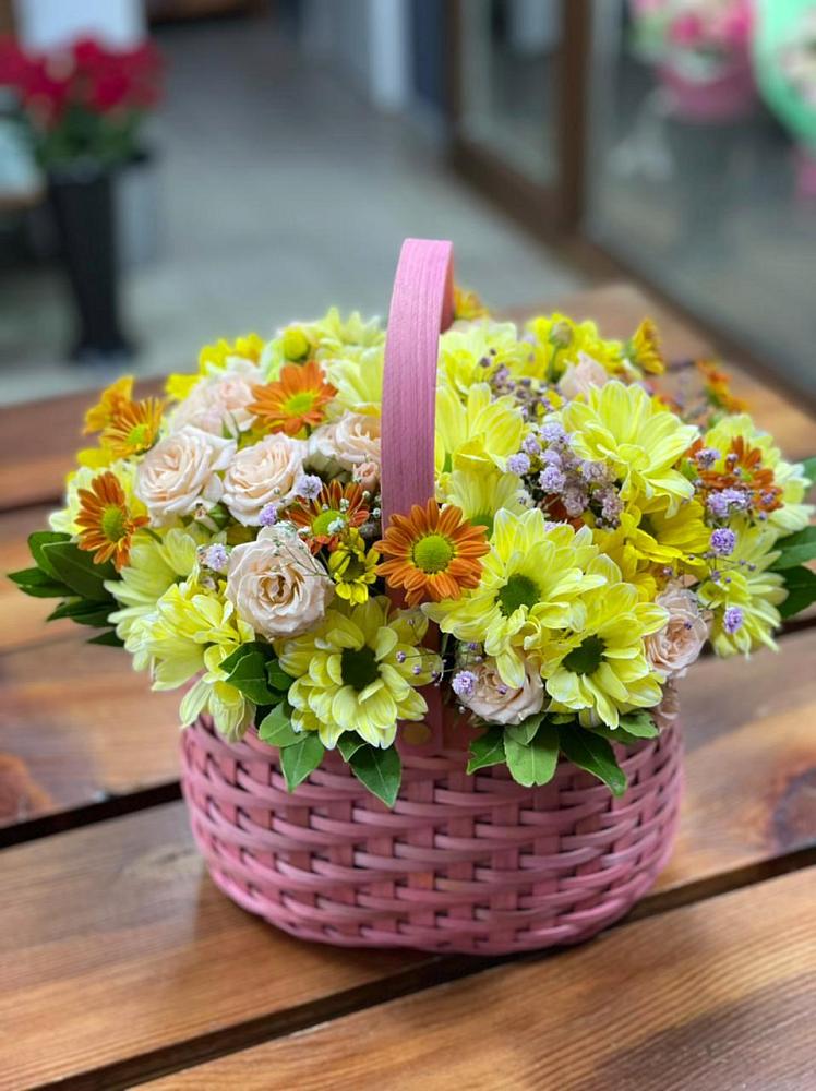 Композиция цветы лета в Больших Вяземах Цветочная композиция из Хризантемы и Розы в корзине в Больших Вяземах