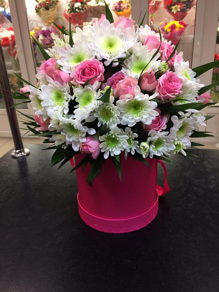 Композиция грация в Больших Вяземах Цветочная композиция из Розы и Хризантемы в шляпной коробке в Больших Вяземах