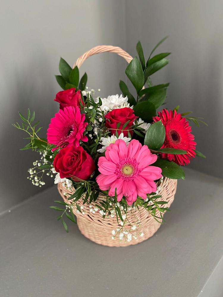 Композиция радостное событие в Больших Вяземах Цветочная композиция из Розы, Хризантемы и Герберы в корзине в Больших Вяземах