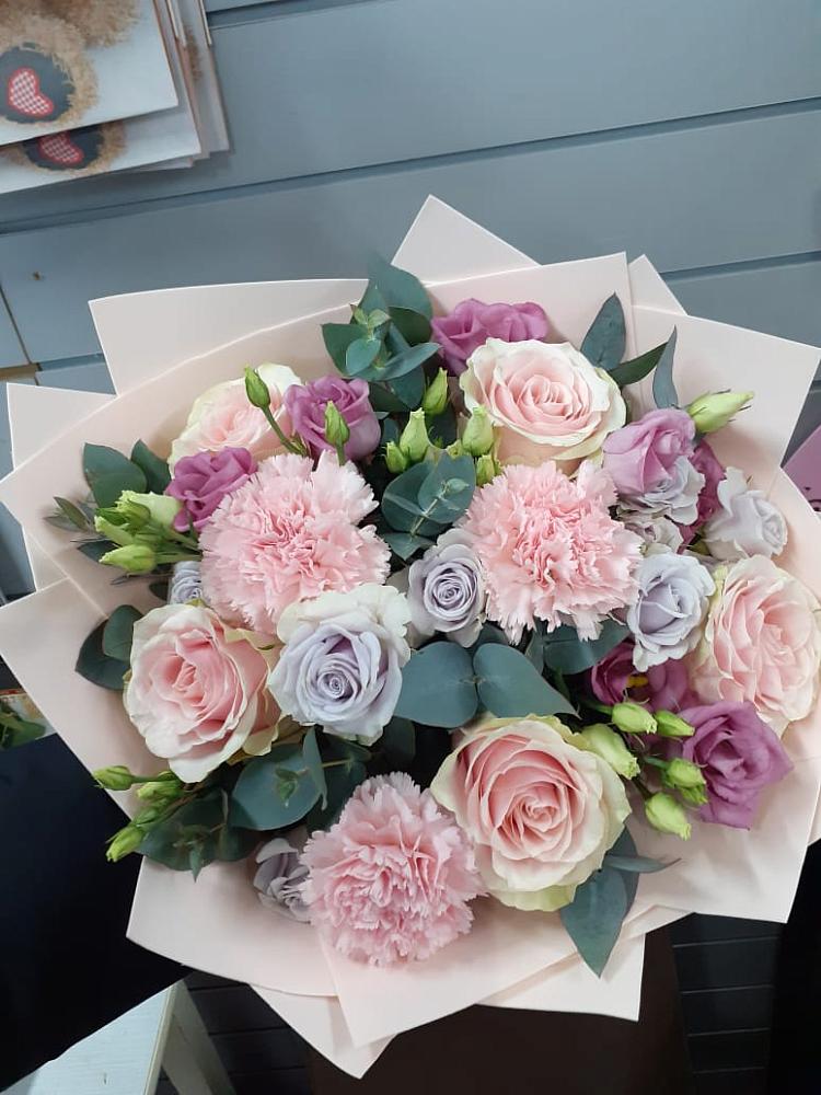 Букет обаятельный в Больших Вяземах Букет цветов из: Розы, Гвоздики и Лизиантусы в Больших Вяземах