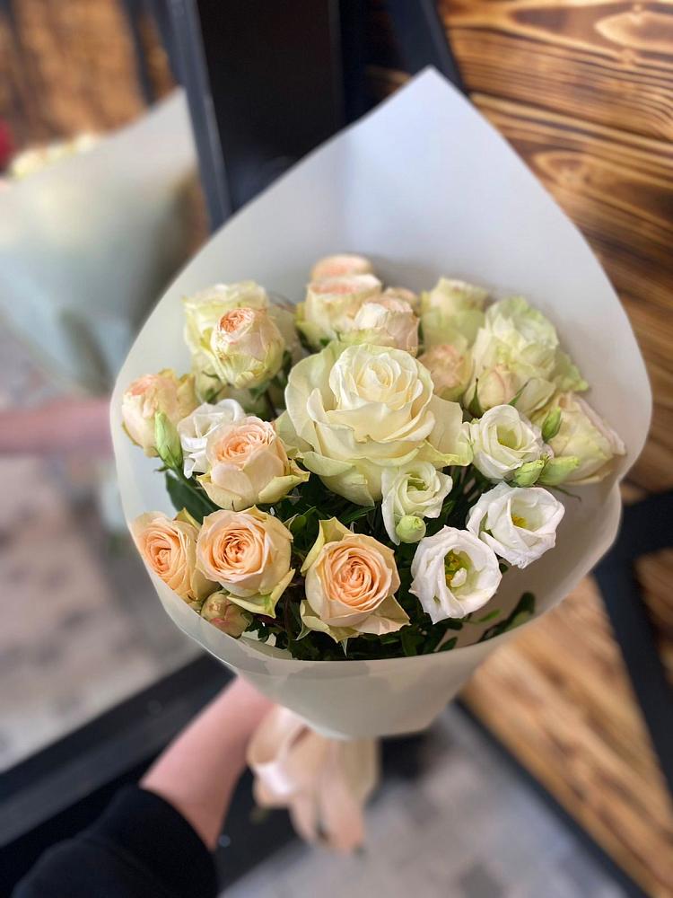 Букет Летний бриз в Больших Вяземах Букет цветов из: Розы и Лизиантусы в Больших Вяземах